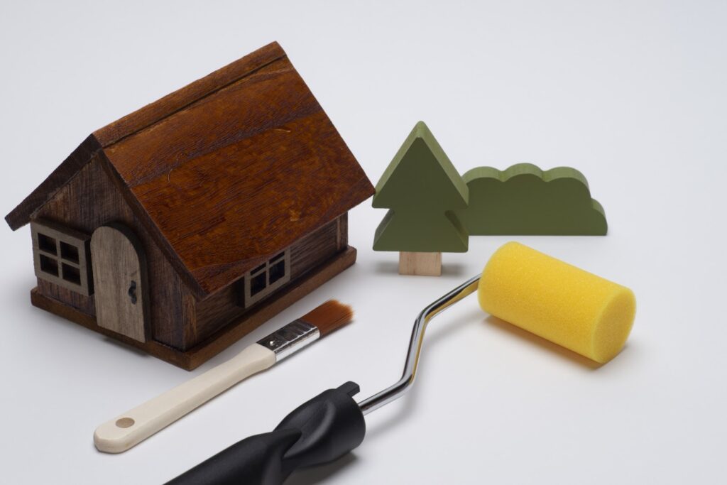 家の模型と塗装道具