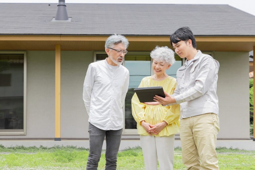 リフォームの説明を聞く老夫婦│おすすめのリフォーム会社情報のトップイメージ