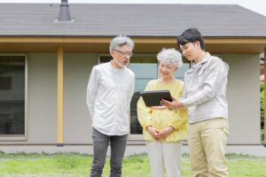 リフォームの説明を聞く老夫婦│おすすめのリフォーム会社情報のトップイメージ