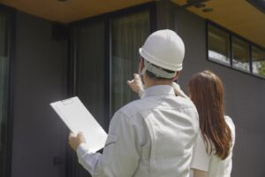 家の状態を確認する作業員│おすすめリフォーム会社、外壁塗装会社情報のトップイメージ