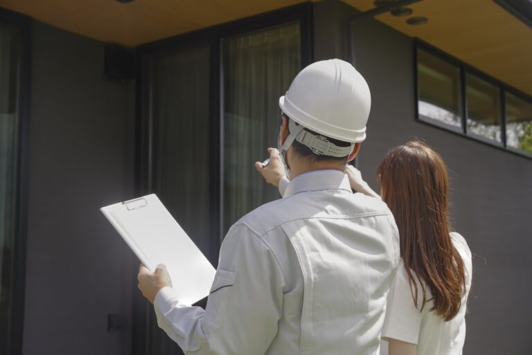家の状態を確認する作業員│おすすめリフォーム会社、外壁塗装会社情報のトップイメージ