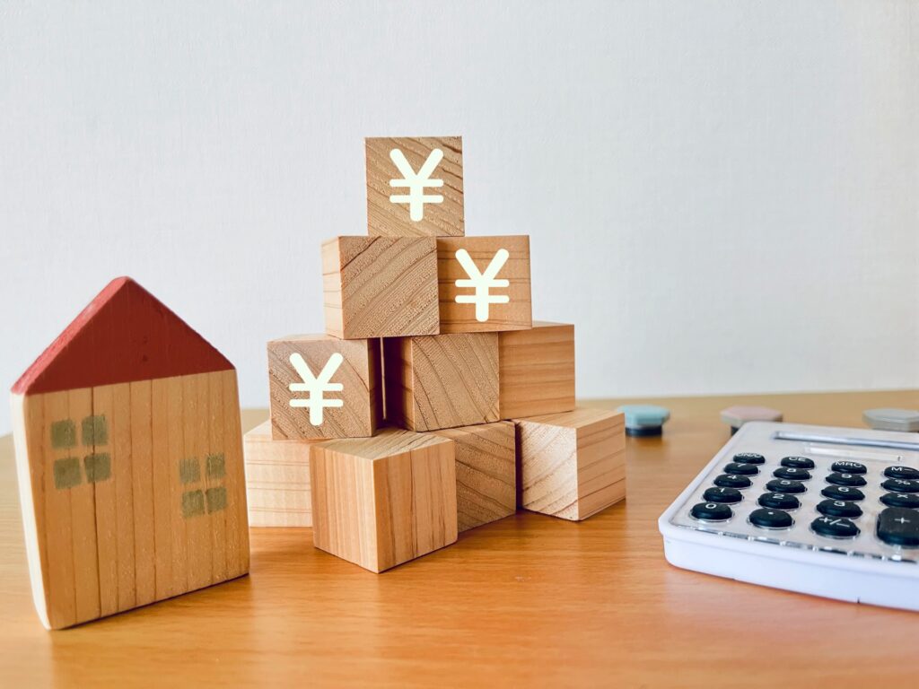 家の模型と円ブロック