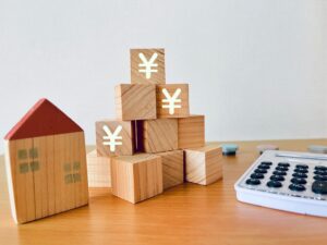 家の模型と円ブロック